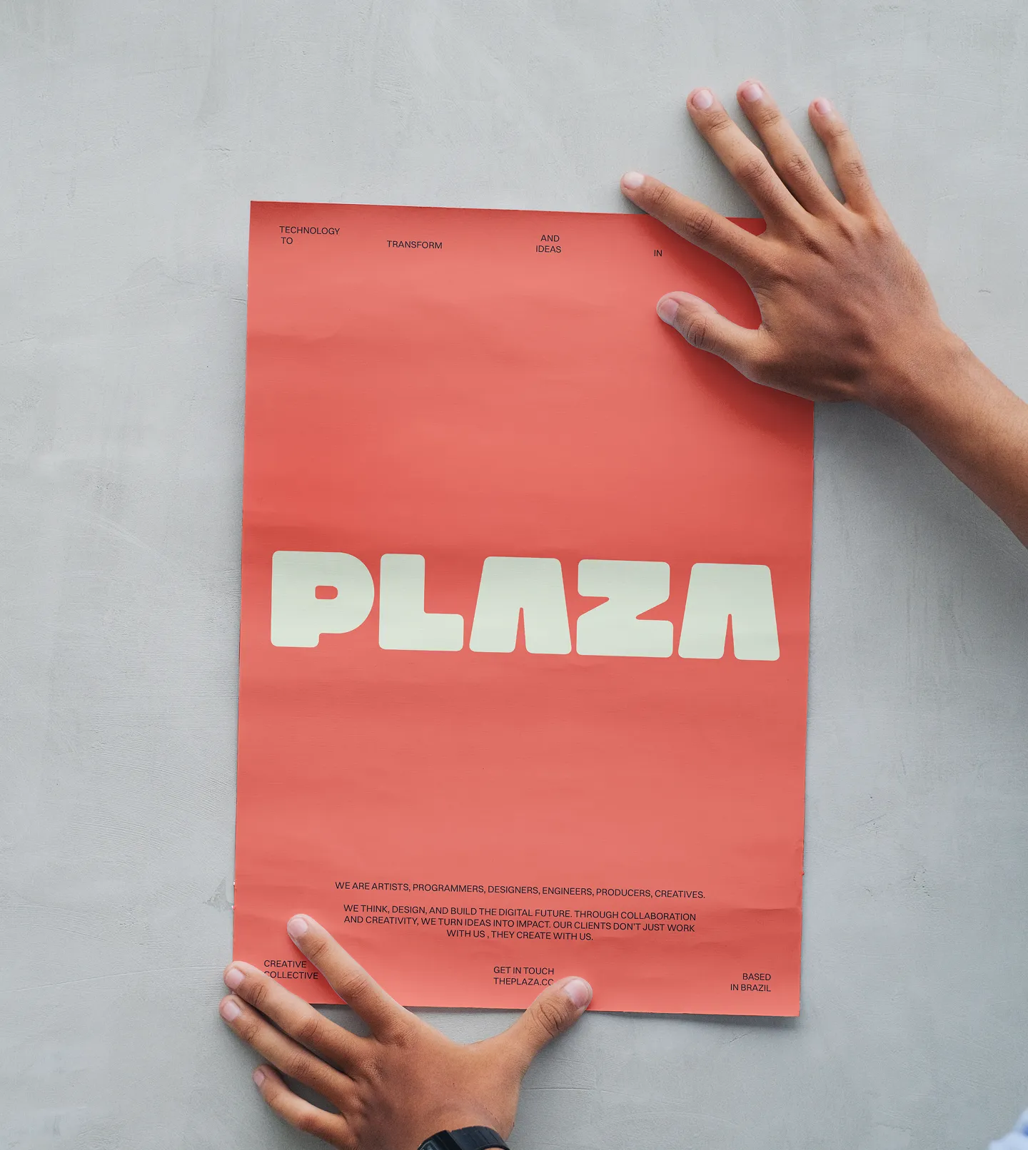 Cartaz do Plaza fixado em uma parede de concreto